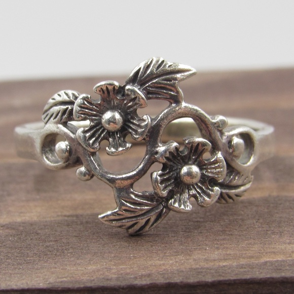 Jewelry - Size 7.75 Sterling Silver Rustic Flower Band Ring